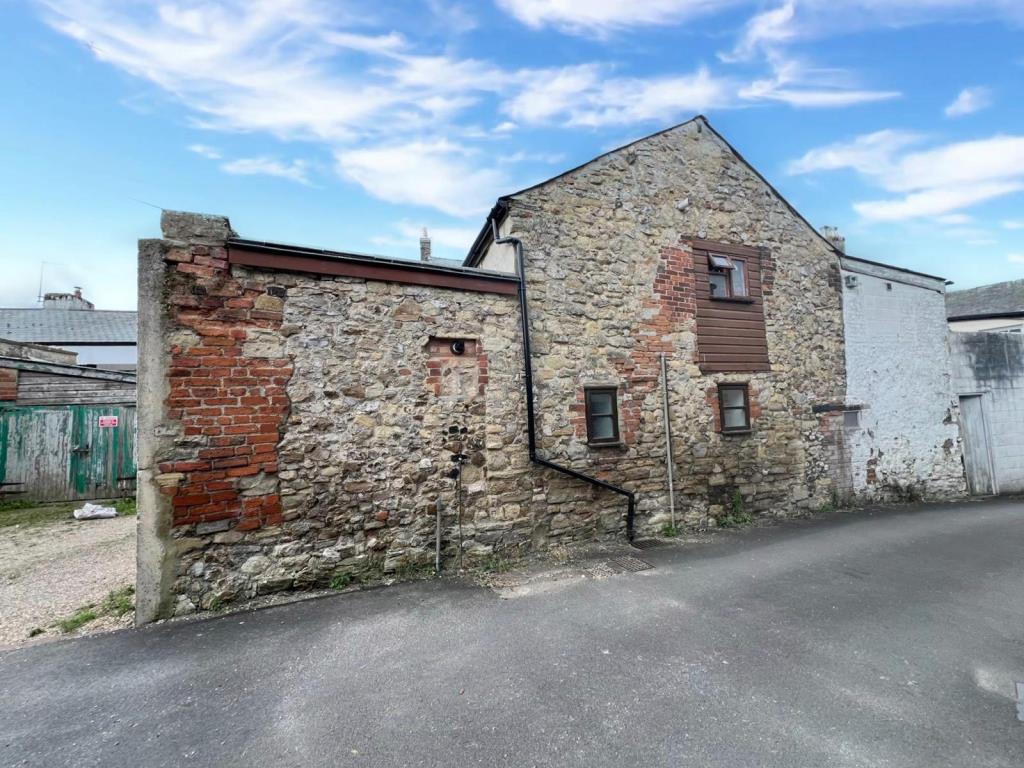 Lot: 106 - VACANT COMMERCIAL UNIT WITH FREEHOLD INVESTMENT - View of the back of the building